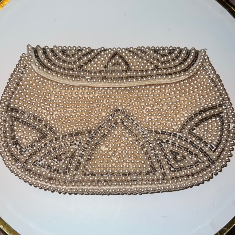 Small pearl wallet by the FBI by cream colored pearls with light tan beading